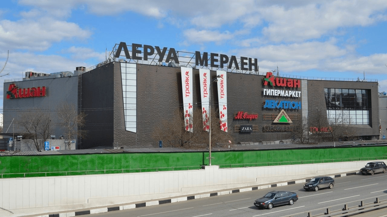 Дочерняя компания французской Auchan, владеющая торговыми центрами, продала свой бизнес в России