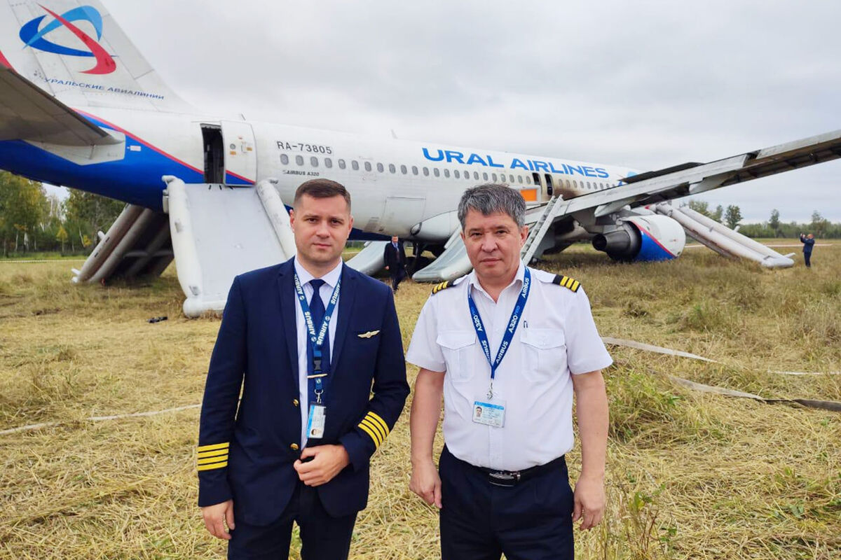 «Уральские авиалинии» уволили пилота, посадившего самолет в пшеницу. Его коллегу, посадившего борт в кукурузу, как героя награждал Путин