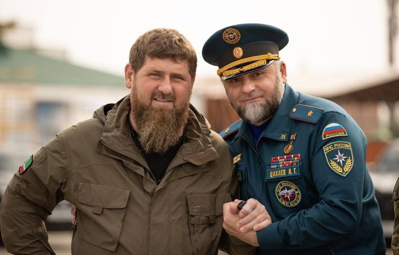 Глава МЧС Чечни Алихан Цакаев пообещал задержавшим его полицейским «поставить всех на колени и в**бать» 