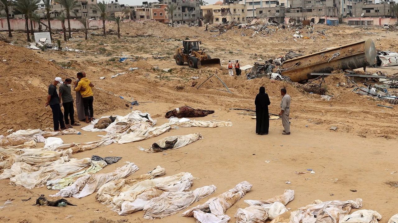 Власти сектора Газа заявили о найденном захоронении почти 400 человек, «казненных Израилем». ЦАХАЛ показал, как палестинцы копали эти могилы