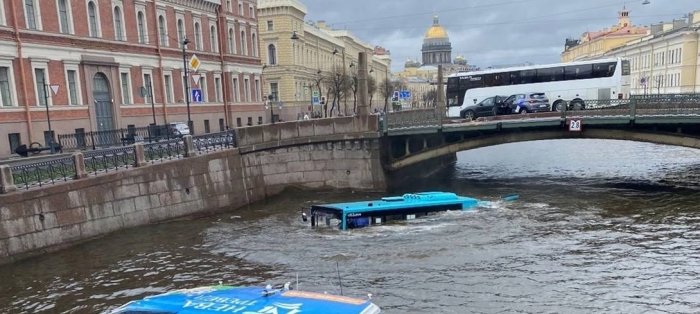 Водитель упавшего в петербургскую реку Мойку автобуса работал в фирме подруги Валентины Матвиенко — «Важные истории»