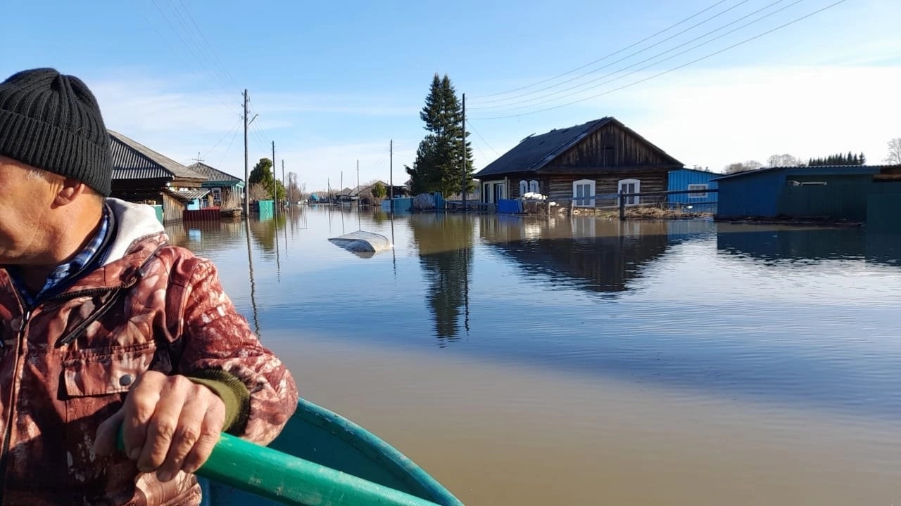 В России продолжаются наводнения. В Омской области прорвало дамбу, в Томской — подтопило 12 населенных пунктов