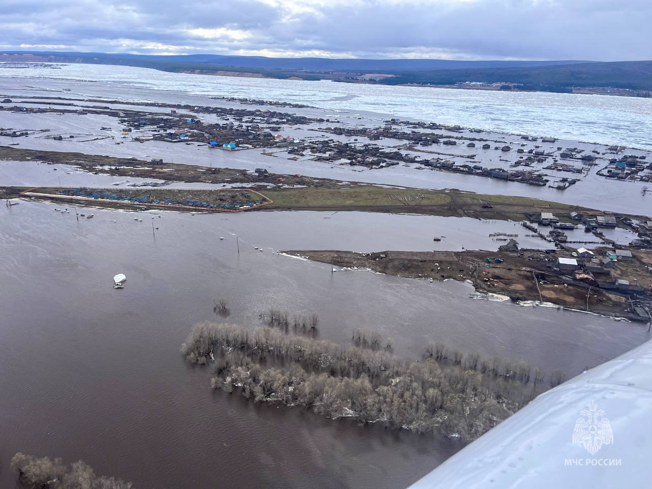 В Якутии затопило три поселка. Жители спасаются на лодках 
