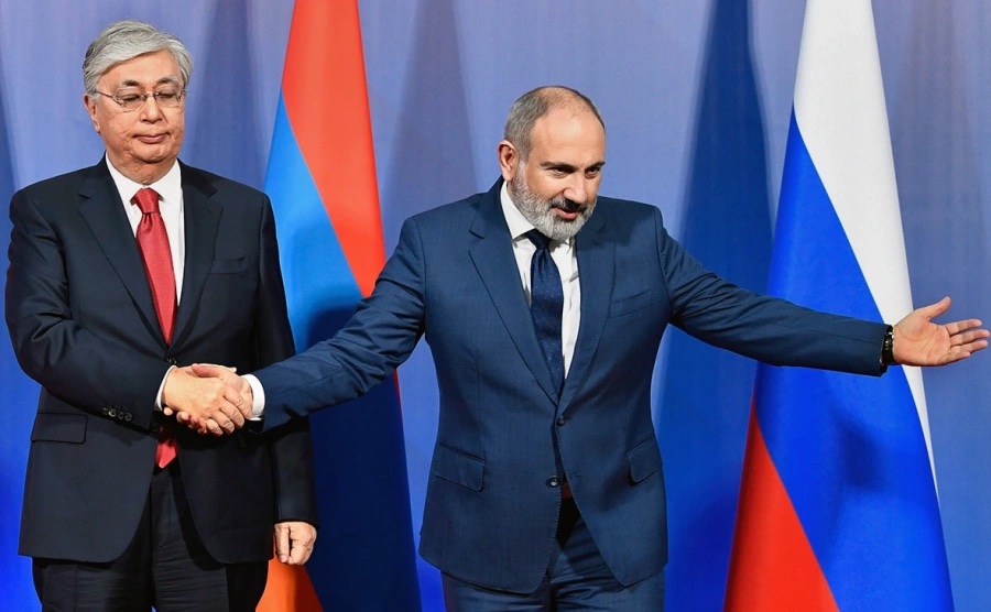 Лавировал да вылавировал. Почему Пашиняну удается удерживать позиции, несмотря на давление Москвы, Баку и оппозиции