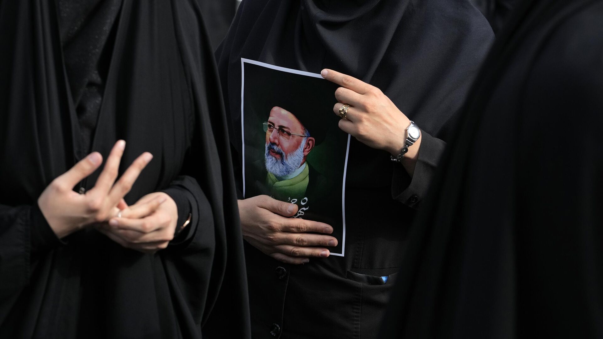 В Иране прощаются с погибшим президентом, тело возят по разным городам. Иранист: «Это пропаганда, чтобы создать видимость единства народа»
