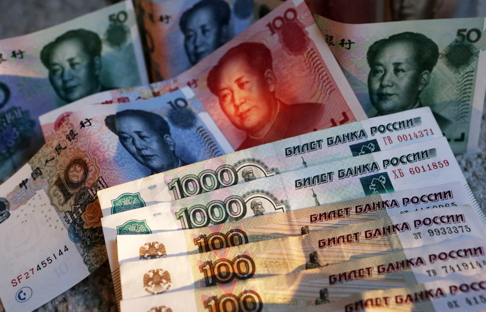 Санкции против Мосбиржи вынудят РФ ориентироваться на юань, что окончательно сделает ее придатком китайской экономики — финансовый аналитик
