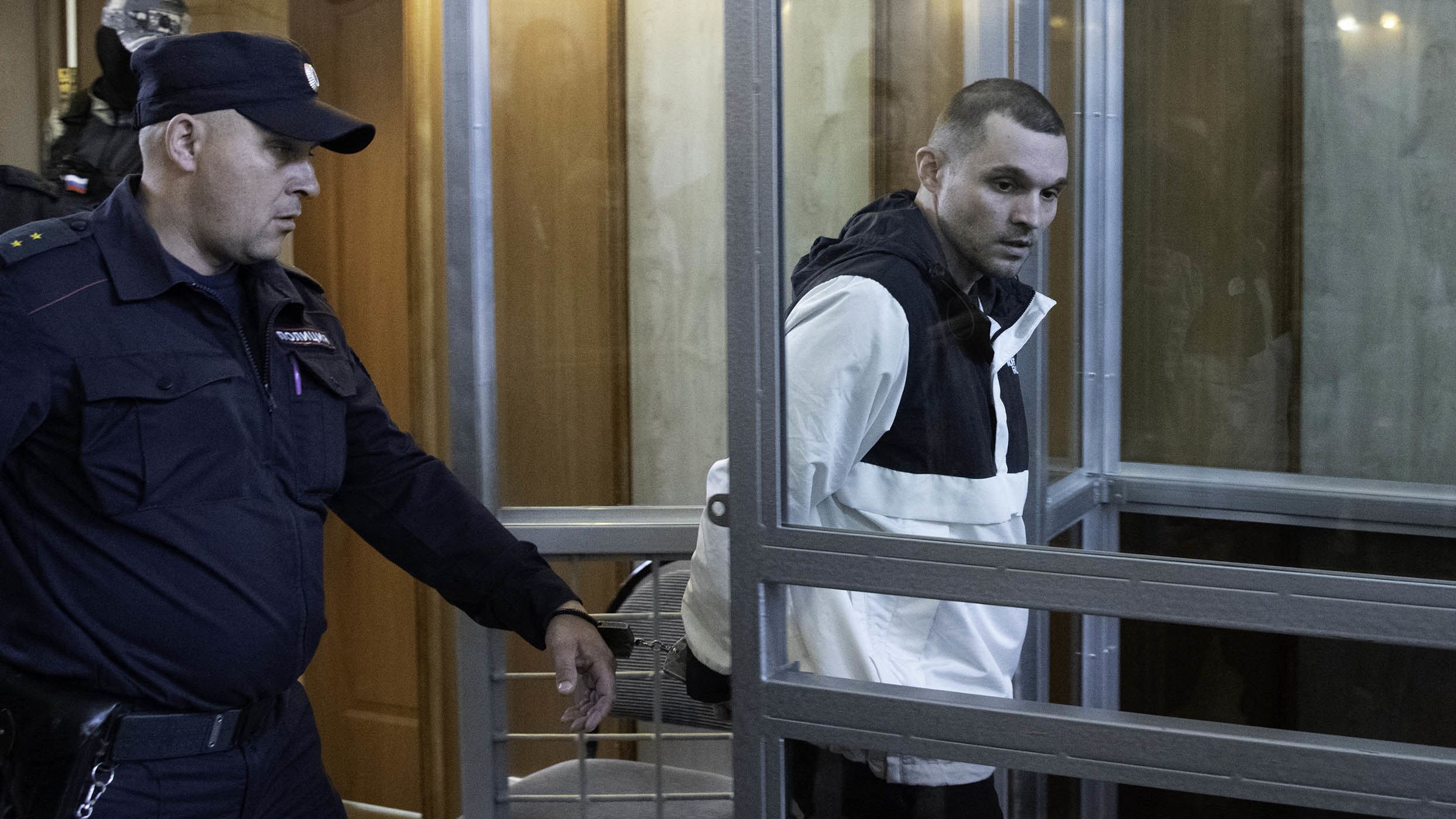 Суд во Владивостоке приговорил американского военного почти к четырем годам по обвинению в краже 10 тысяч рублей