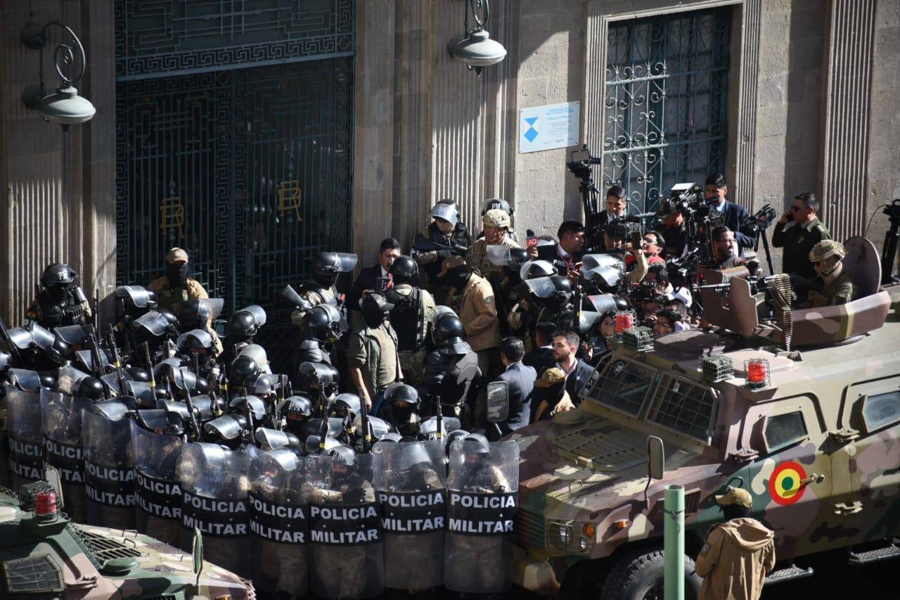 В Боливии провалилась попытка госпереворота. Военные пытались не допустить прихода к власти на выборах экс-президента Эво Моралеса