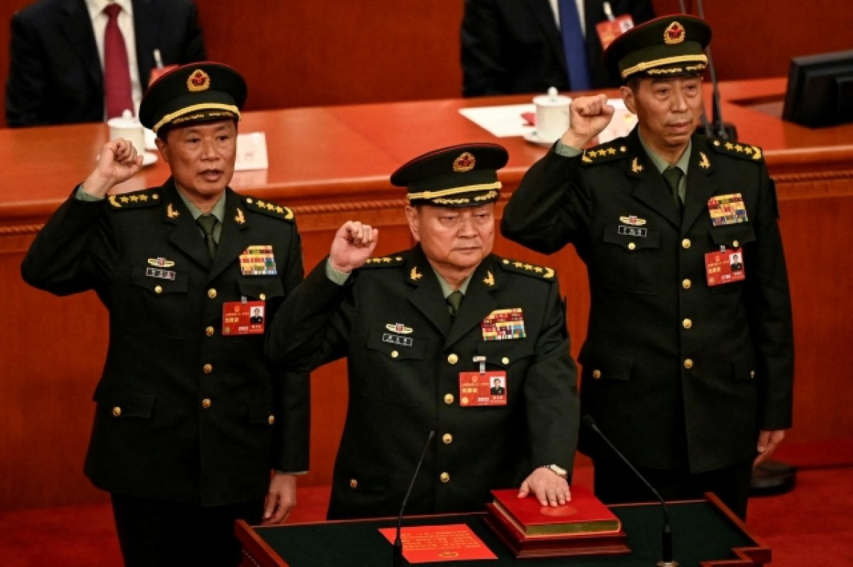 Двух экс-министров обороны КНР исключили из партии и лишили госдолжностей по обвинениям в коррупции