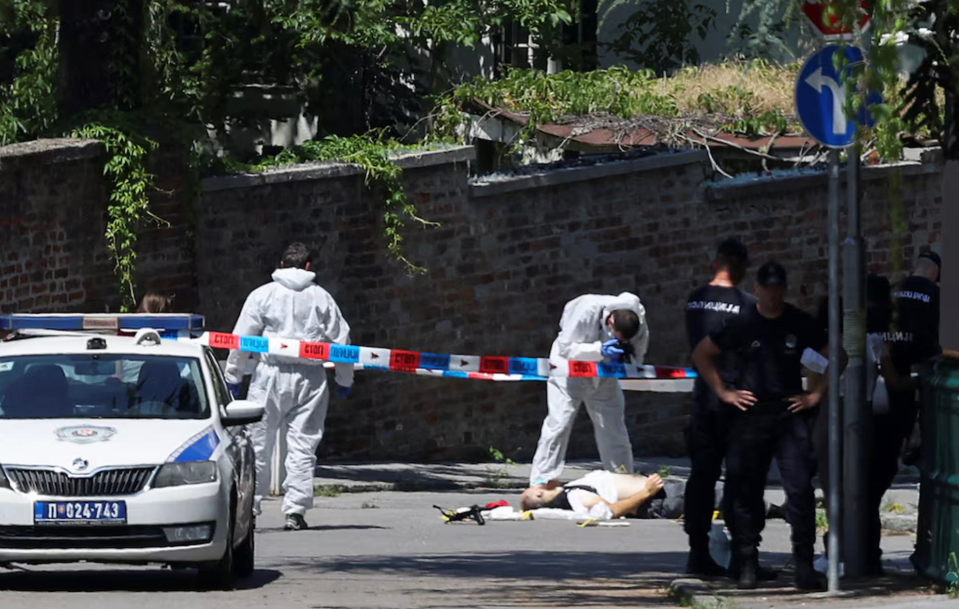 Мужчина ранил в Белграде охранявшего посольство Израиля полицейского из арбалета. Тот застрелил его в ответ