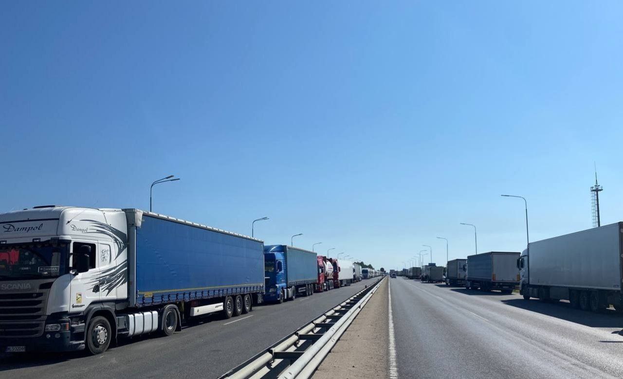 Польские власти закрыли границу для грузовиков из Беларуси