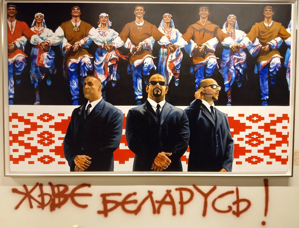 На музей современного искусства в Петербурге составили протокол из‑за надписи «Жыве Беларусь» под картиной