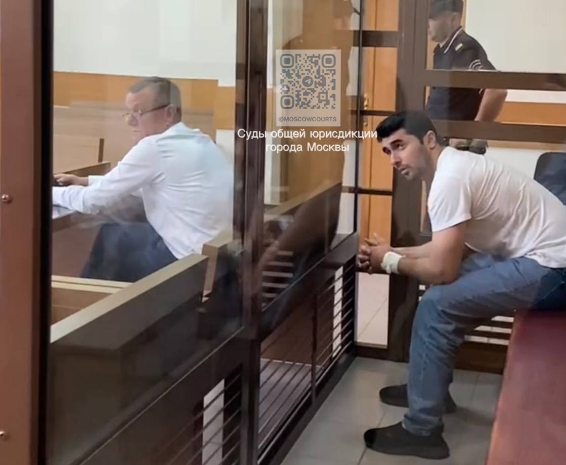 Растоптавшего крест блогера из Дагестана заключили под стражу по обвинению в распространении детской порнографии и оскорблении веры