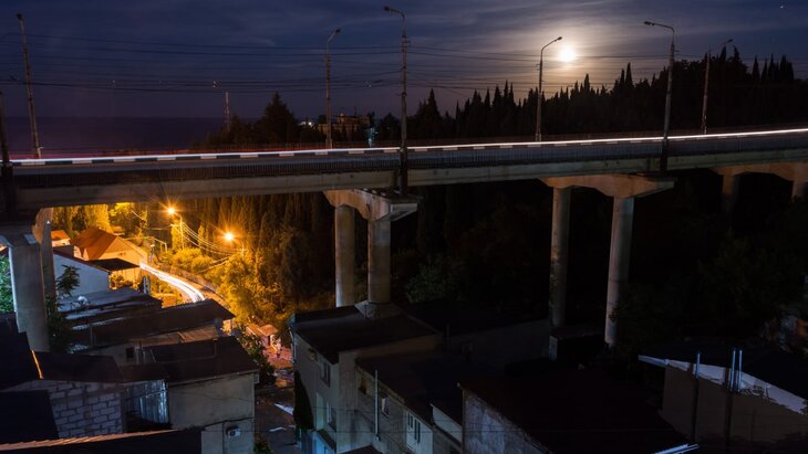 Алушта в Крыму полностью обесточена. Из-за «аварии на ЛЭП» без света остались 49 тысяч человек