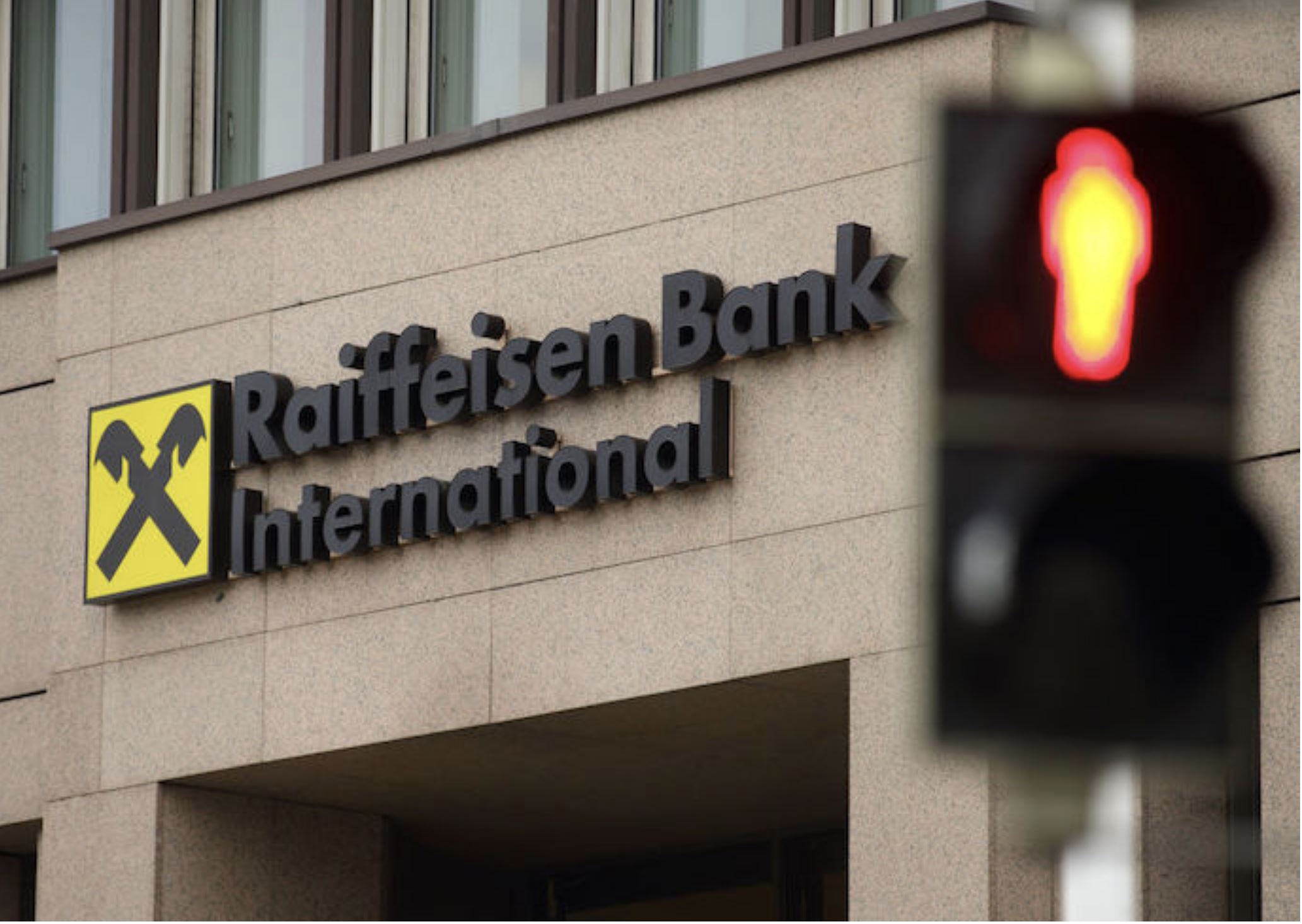 Raiffeisenbank продолжит работать в России, но для «предварительно одобренных» клиентов