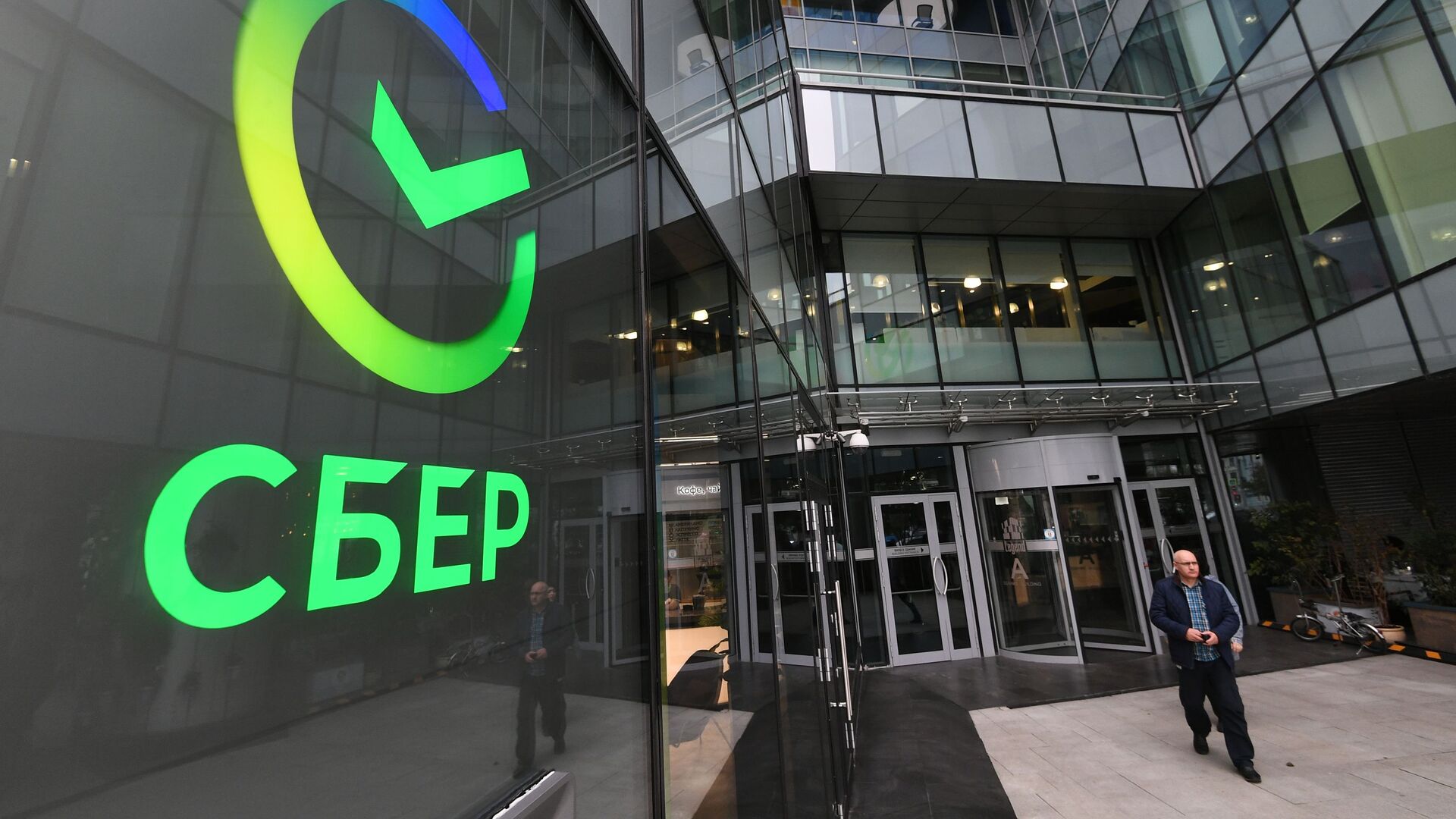Сбербанк будет получать почти 3 млрд рублей ежемесячно за счет поднятия стоимости смс-уведомлений