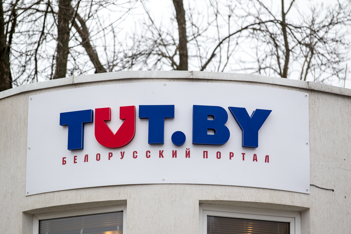 Белорусскому порталу Tut.by вынесли предупреждение за статью о нарушениях на выборах